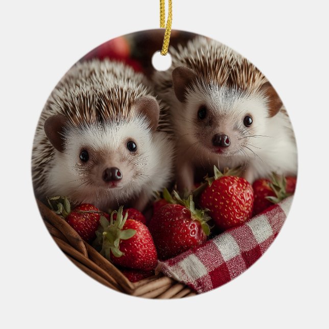 Cute Hedgehogs Peeking från Jordberry Basket Julgransprydnad Keramik (Framsidan)