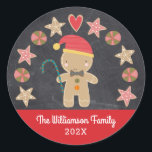 Cute Helgdag GingerBoy Cookie Chalkboard Red Runt Klistermärke<br><div class="desc">En söt gingerbrödpojke och en cookie-cirkel på en grått-kritbakgrund i mörken, tillsammans med lekfull, vit skripttypografi på ett rött band, hjälper på ett lysande sätt till att dekorera dina kuvert till jul. Känn julhelgens värme och glädje när du användor den här roligten, enkel, modern, anpassningsbar, helgdag. Välj mellan en rund...</div>