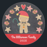 Cute Helgdag GingerBoy Cookie Chalkboard Red Runt Klistermärke<br><div class="desc">En söt gingerbrödpojke och en cookie-cirkel på en grått-kritbakgrund i mörken, tillsammans med lekfull, vit skripttypografi på ett rött band, hjälper på ett lysande sätt till att dekorera dina kuvert till jul. Känn julhelgens värme och glädje när du användor den här roligten, enkel, modern, anpassningsbar, helgdag. Välj mellan en rund...</div>