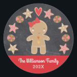 Cute Helgdag Gingeregentligen Girl Cookie Chalkboa Runt Klistermärke<br><div class="desc">En söt gingerbrödflicka och en cookie-cirkel på en grått-kritbakgrund i mörken, tillsammans med lekfull, vit skripttypografi på ett rött band, hjälper på ett lysande sätt till att dekorera dina kuvert till jul. Känn julhelgens värme och glädje när du användor den här roligten, enkel, modern, anpassningsbar, helgdag. Välj mellan en rund...</div>