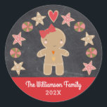 Cute Helgdag Gingeregentligen Girl Cookie Chalkboa Runt Klistermärke<br><div class="desc">En söt gingerbrödflicka och en cookie-cirkel på en grått-kritbakgrund i mörken, tillsammans med lekfull, vit skripttypografi på ett rött band, hjälper på ett lysande sätt till att dekorera dina kuvert till jul. Känn julhelgens värme och glädje när du användor den här roligten, enkel, modern, anpassningsbar, helgdag. Välj mellan en rund...</div>