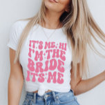 Cute Hi, det är jag, jag är Bride, det är jag T Shirt<br><div class="desc">Gör din möhippa känd på bästa sätt! Den här roligten och trendiget T-shirt innehåller frasen "Hej, det är jag, jag är bruden, det är jag" - perfekt för möhippor, bröllop planeringsdagar, eller att bara visa upp din bridenergi. Designad för komfort och stil, det är en must-have för varje blivande brud....</div>