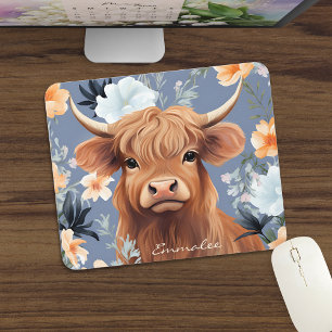 Cute Highland Cow i Blommigt Bakgrund med Anpassni Musmatta