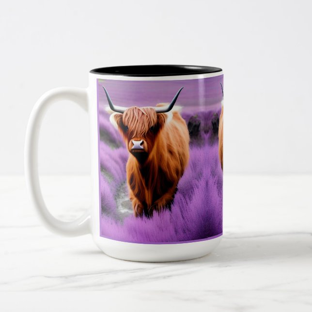 Cute Highland Cow i Lavender Fält Två-Tonad Mugg (Vänster)