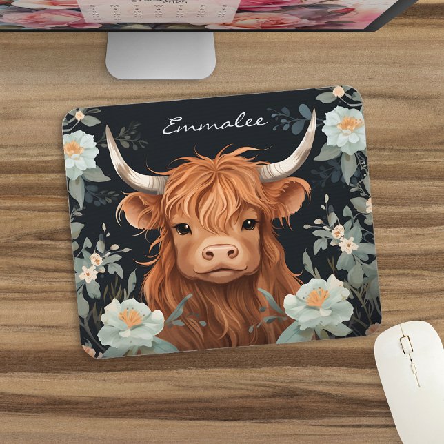 Cute Highland Cow i vackra Blommigtar med Monogram Musmatta (Skapare uppladdad)