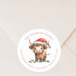 Cute Highland Cow Return Namn Adress jul Runt Klistermärke<br><div class="desc">Cute Highland Cow Return-julen Namn Adress. Lägg till en färgstark framsynthet i dina Helgdag med den här charmerande höglandskon i baby i en Santa Hat-design,  med ditt namn böjt ovanför och din returadress böjd nedanför. All text kan vara enkel personlig.</div>