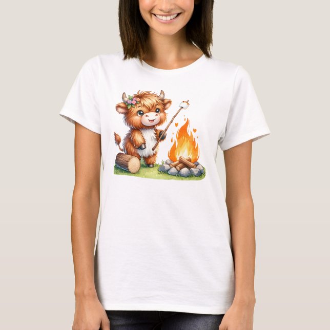 Cute Highland Cow Rosting Marshmallow Camping T Shirt (Framsida)