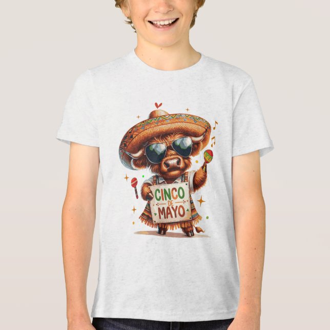 Cute Highland Cow Wearing Poncho Cinco de Mayo Par T Shirt (Framsida)