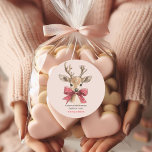 Cute Hjort med rött fack | Rosa jul Runt Klistermärke<br><div class="desc">Sprid helgdag med vår Cute Hjort med Red Bow Neutralt-julklapp! Den här klisterlappen har en vidsträckt hjort som är försedd med en vibrerande röd båge på neutraltens bakgrund och är en perfekt för att dekorera presentfigursättning, helgdagskort eller festive party favors. Den är tillverkad av högkvalitativa material, tålig och väderbeständig, skapar...</div>