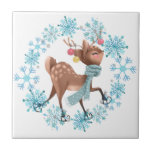 Cute Hjort på hudar, snöflingans andedräkt Kakelplatta<br><div class="desc">På detta vintertema är keramiskt plattor,  en vacker liten hjort bär en blå vinterhalsduk,  med gult och rosa lökar hängande från sina borrmaskin. Han bär också skridskor! Bilden är innesluten i ett isblått snöflingandeutslag. Cute!</div>