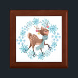 Cute Hjort på hudar, snöflingans andedräkt Minnesask<br><div class="desc">På den här vintertemapresenten eller smyckeskrinen bär en underbar liten hjort en blå vinterscarf,  med gult och rosa lökar hängande från sina garderob. Han bär också skridskor! Bilden är innesluten med en isblått snöflingandekrans. Cute!</div>