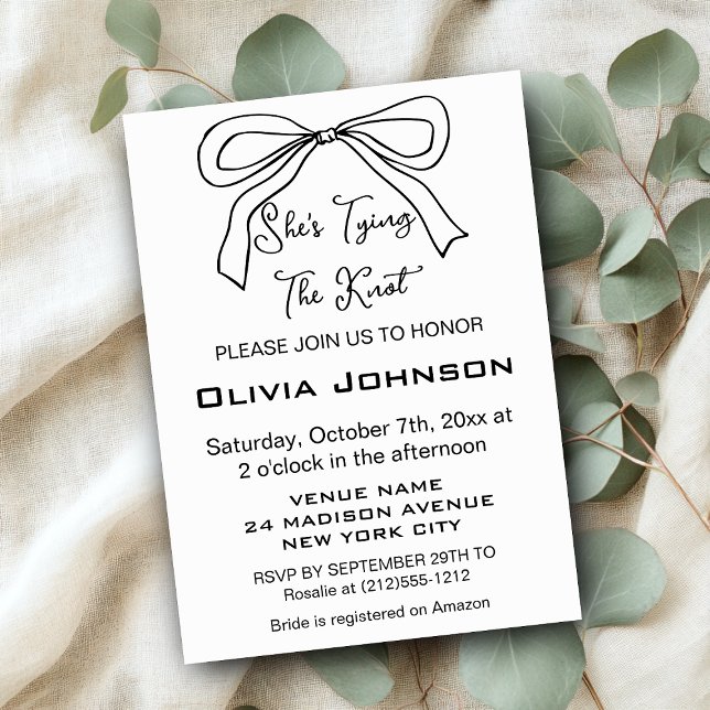 Cute.. Hon Gifter sig Black Bow Möhippa Inbjudningar (Cute She's Tying the Knot Black Bow Bridal Shower Invitation)