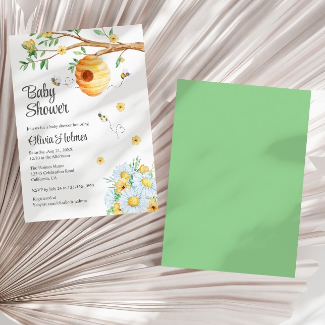 Cute honey Bee and Chamomille Baby Shower Inbjudningar (Cute Honey Bee and Chamomille Baby Shower Invitation on a sunny white dry palm leaf.)