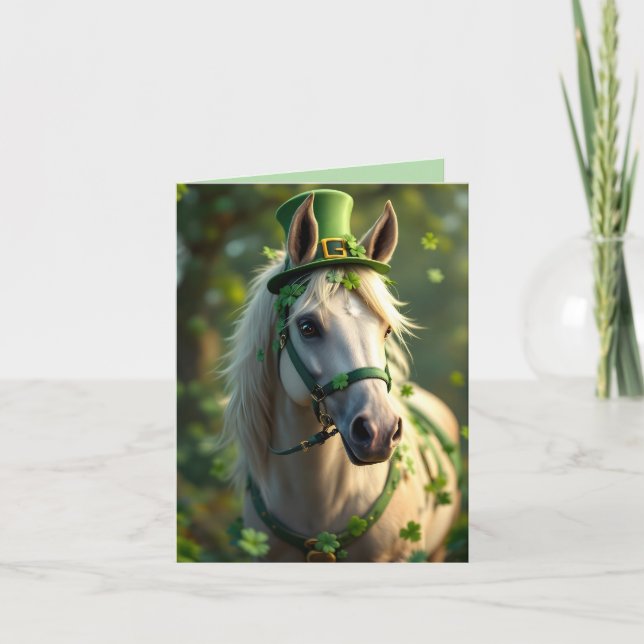 Cute horse with grönt hat, bridle and shamrocks helgkort (Framsida)