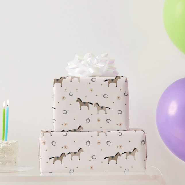 Cute Horses & Horseshoes Kids Birthday Light Beige Presentpapper (Festgåvor)