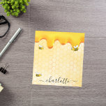 Cute humla honungscomb honungsdroppar monogram anteckningsblock<br><div class="desc">Lägg till lite roligt och humor på din sommarlista med livsmedel eller ditt hemkontor! Gult, vit bakgrund med bikaka mönster och lycklig, leende humla. Dekorerad med söt dropphonung. Ditt namn är skrivet med ett svart handskript i stil med dekortecken. Om du bara vill behålla utslagen tar du bort exemplet namn...</div>