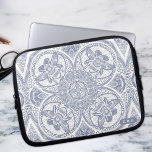 Cute Humla Mandala Laptop Fodral<br><div class="desc">Tittar för en bärbar snyggt och personlig fodral som behållor din enhet skyddad samtidigt som du visar din unika stil? Titta bara längre än vår handdragna boho bees mandala laptop fodral! Med en vacker och komplicerad utformning av humla och blommor som mönstras i en mandala har detta vackra tekniska tillbehör...</div>