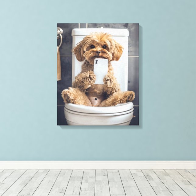 Cute Hund Checking Mobil i Bathroom Toilet Canvastryck (Insitu (trägolv))