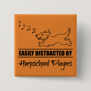 Cute Hund har lätt distraherats av Harpsichord-spe Knapp