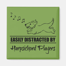 Cute Hund har lätt distraherats av Harpsichord-spe Magnet