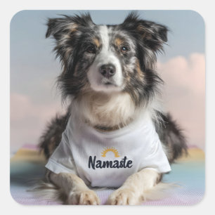 Cute Hund i en "Namaste" T-Shirt på en Yoga Mat Fyrkantigt Klistermärke