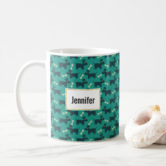Cute Hund med benet på Gröntens bakgrund Kaffemugg (Med munk)