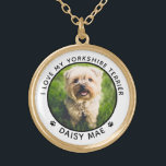 Cute Hund Photo Namn Tass avtryck Personlig Guldpläterat Halsband<br><div class="desc">Anpassa detta söta anpassad design med ditt värdefulla marionettfoto i den svarta runda ram,  ditt husdjurs namn mellan tass avtryck och favoritfras.</div>