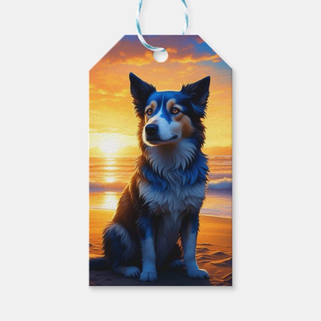 Cute Hund vid Sunset Serene Ocean Beach Presentetikett (Framsidan)