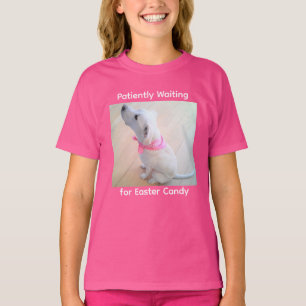 Cute Hund Wearing Scarf väntar på Påsk Candy T Shirt