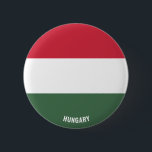 Cute Hungary Flagga Patriotic Knapp<br><div class="desc">Cute Hungary Flagga Patriotic Button med den ungerska flagga tryckt över hela knappen. Land namn är delvis integrerat i utformningen på grund. Anpassadet Text är fullt ut med funktionen "Anpassa den!". Den vackra Ungern-knappen är snyggtens gåva till alla tillfälle. ©AvVärlden</div>