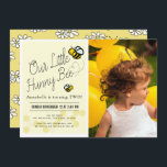 Cute Hunny Bee Gult Kids Photo Födelsedagsfest Inbjudningar<br><div class="desc">Det här söta fotot födelsedagsfest inbjudan har bumble-/honungsbin och honungskammar på en lätt gult bakgrund. Baksidan har en ljussenapsbakgrund med gult mönster i humla och daisy. Anpassa efter dina behov. Du hittar fler matchande produkter i min butik.</div>