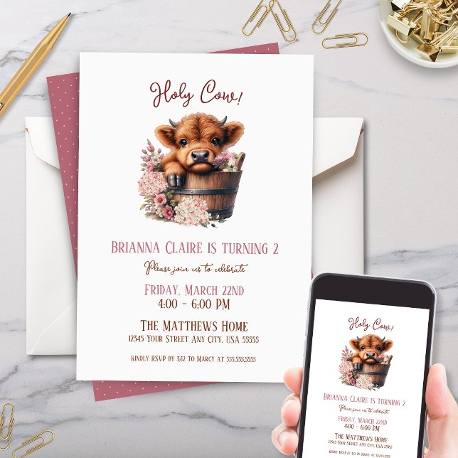 Cute Hydrangea Rosa Blommigt Boskap Födelsedag Inbjudningar (cute pink floral highland cow birthday party invitation for little girl with hydrangea wildflowers)