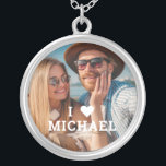 Cute I Kärlek Heart Photo Par Personlig Namn Silverpläterat Halsband<br><div class="desc">Cute I Kärlek Heart Photo Par Personlig Namn Necklace har ditt favoritfoto med texten "I (kärlek hjärta) add namn" i det moderna vita skriptet. Anpassa genom att redigera texten i den angivna textrutan och lägga till ditt eget bild. Perfekter till par, flickvän, fru, älskling och mycket annat för födelsedag, jul,...</div>