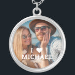 Cute I Kärlek Heart Photo Par Personlig Namn Silverpläterat Halsband<br><div class="desc">Cute I Kärlek Heart Photo Par Personlig Namn Necklace har ditt favoritfoto med texten "I (kärlek hjärta) add namn" i det moderna vita skriptet. Anpassa genom att redigera texten i den angivna textrutan och lägga till ditt eget bild. Perfekter till par, flickvän, fru, älskling och mycket annat för födelsedag, jul,...</div>