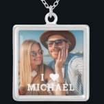 Cute I Kärlek Heart Photo Par Personlig Namn Silverpläterat Halsband<br><div class="desc">Cute I Kärlek Heart Photo Par Personlig Namn Necklace har ditt favoritfoto med texten "I (kärlek hjärta) add namn" i det moderna vita skriptet. Anpassa genom att redigera texten i den angivna textrutan och lägga till ditt eget bild. Perfekter till par, flickvän, fru, älskling och mycket annat för födelsedag, jul,...</div>