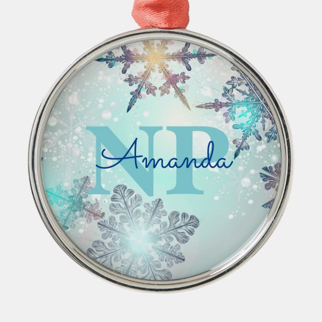 Cute Ice Blue Snowflake Personalized Name NP Nurse Julgransprydnad Metall (Framsidan)