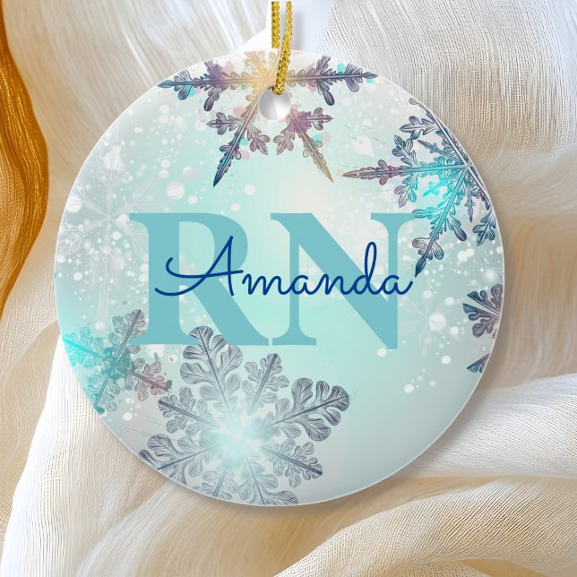 Cute Ice Blue Snowflake Personlig Namn RN Nurse Julgransprydnad Keramik (Skapare uppladdad)