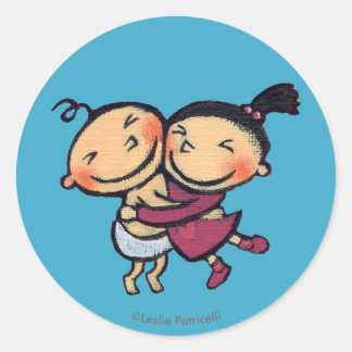 Cute Illustrated Småbarn Hugger Runt Klistermärke