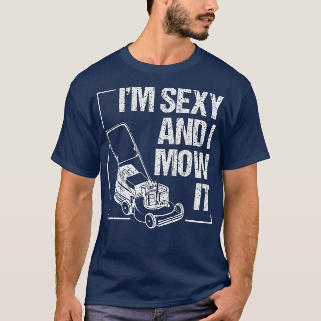 Cute Im Sexy, och jag maste det konstiga Gräsmatta T Shirt (Framsida)