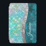 Cute iridescent turkos faux glitter monogram iP iPad Mini Skydd<br><div class="desc">Söt chic och elegant giftigt silver och iridescent faux glitter i unicorn, regnbåge, teal, aqua, turkos och grönt färg för att skapa ett sött unikt gigantiskt fodral för att skydda din enhet. Vacker, modern och coola täckning för den trendviga och konsthundande höftledaren. Den här snyggten skulle vara underbar för flickor...</div>