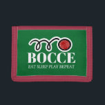 Cute Italice boll-spelare Trifold Wallet-gåva<br><div class="desc">Cute Italia bocce boll-spelare Trifold Wallet-presenter och för barn. Anpassa med egen anpassningsbar eller ett roligt citat. Roligt Birthday-presentidé för vänner och familj som kärlek spelar bocci. Det italienska bowlingspelet,  som liknar bowlar och boules. Upprepa uppspelning av eat-viloläge!</div>