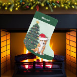 Cute Jul Corgi med Svan i Santa Hat-Anpassningsbar Liten Julstrumpa<br><div class="desc">Den vackra Pembroke Welsh Corgi-hund har sitt huvud lutat inuti en söt Jultomten-hatt. Valpen är sitta framför ett söt Julgran som är dekorerat med färgstarka ornament. Anpassa den här julklappen för ditt sällskapsdjur i en vacker röd kursiv stil ovanför den underbara teckning i min favoritdogm.</div>