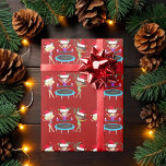 Cute jul Gymnastics Girls Red Gymnast Presentpapper<br><div class="desc">Denna vackra julomslutning i gymnastik pappra har tre söta gymnastikflickor som bär julhattar och som håller en attitydförläggning med rosett band på en söt röd helgdag bakgrund. Blindingen håller ett rött band,  brunetten hoppar på en trampolin och den afrikanska amerikanska flickan håller ett grönt band.</div>