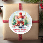 Cute Jul Mouse Runt Klistermärke<br><div class="desc">Fira i stil med den söta God jul-dekalen på julen. Perfekt för att dekorera jul eller julfest. Den här vattenfärgen ai-konsten visar, i glatt färg, en söt julmus och dekorerad Julgranar. Det är perfektens sätt att ange tonen för en roligt firande och önska dina nära och kära ett God jul....</div>