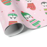 Cute Jul Penguins in i portvitt ljus rosa Presentpapper<br><div class="desc">Kute lilla julpenguiner med hattar i mysiga stickade portioner på ljus rosa bakgrund</div>