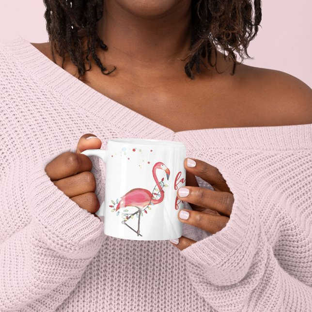 Cute Jul Rosa Flamingo Anpassningsbar Kaffemugg (Christmas Festive cute pink flamingo mug with whimsical string of lights. )