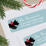 Cute jul Scottie Hund Blue Editable Adress Returadress Etikett<br><div class="desc">Lägg till lite vismisk charm till julhelgen med dessa söta returetiketter. En redigerbar mall, personlig med ditt namn och adress, perfekt för julkort och gåvor. Den här festliga designen har originalteckningar av en skotsk hund som bär en röd båge, när han stjäl längs snö! Färg: blå, svart, röd och vit....</div>