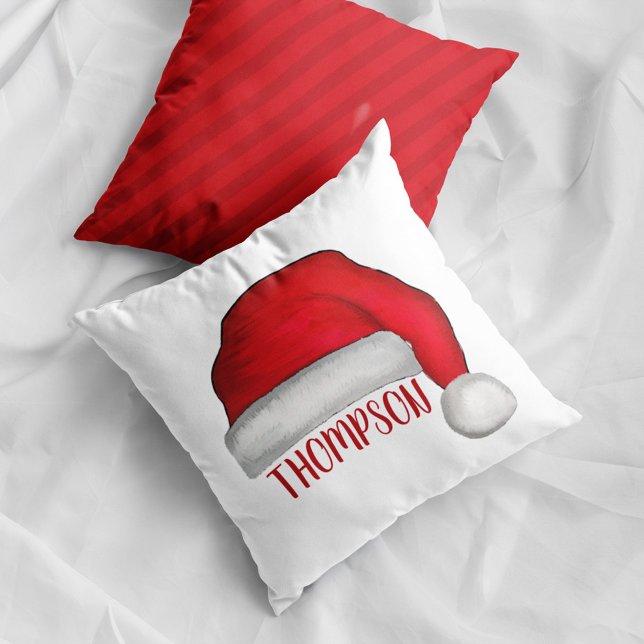 Cute jul Whimsical Jultomten Helgdag Kudde (Personalized Santa hat Christmas pillow with custom family name festive holiday home decor accent.)