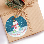 Cute Jul Winter Snögubbe Runt Klistermärke<br><div class="desc">En söt snögubbe med en röd halsduk och svart top hat dekorerar denna julkalk. Ord God jul under kan vara personlig till den text du väljer.En roligt som är anpassad till din julklapp. Designad av Blackberry Boulevard.</div>