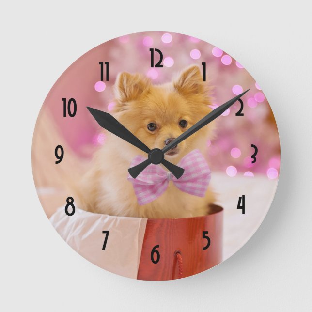 Cute julfoto med Rosa Bow och Träd Rund Klocka (Framsida)